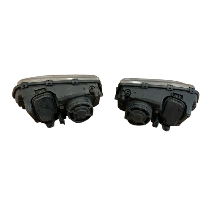 Illuminate your journey with the Koplamp Set, an original Volvo headlight set designed specifically for Volvo C70 and V70 models from 1996-2000. With part numbers 9169525 and 9169362, this used set ensures a perfect fit and optimal performance. Experience