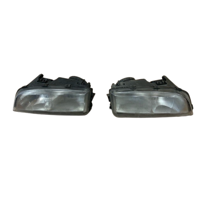 Illuminate your journey with the Koplamp Set, an original Volvo headlight set designed specifically for Volvo C70 and V70 models from 1996-2000. With part numbers 9169525 and 9169362, this used set ensures a perfect fit and optimal performance. Experience