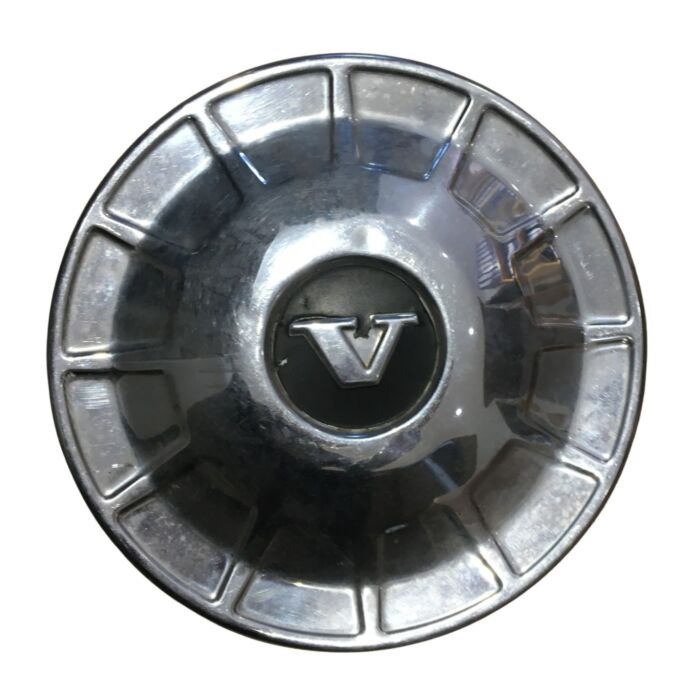 Volvo Wieldop 140  RVS  met zwart rondje om de V (eerste type) NOS Volvo onderdeel nr 677282U gebruikt